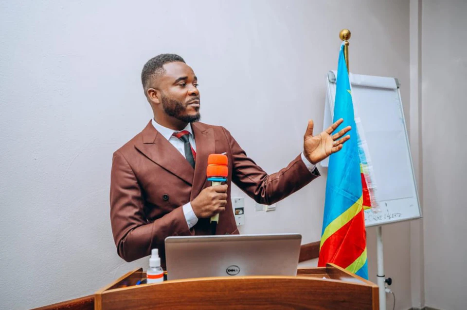 Mr. André Kanjinga Ngoyi, Chef de la Section Chimie du CoE-CBRN/RDC, pendant sa présentation sur les risques chimiques liés aux emballages plastiques.