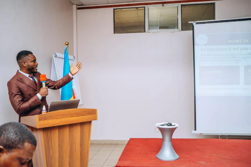 Mr. André Kanjinga Ngoyi, Chef de la Section Chimie du CoE-CBRN/RDC, présentant les risques chimiques liés aux emballages plastiques.