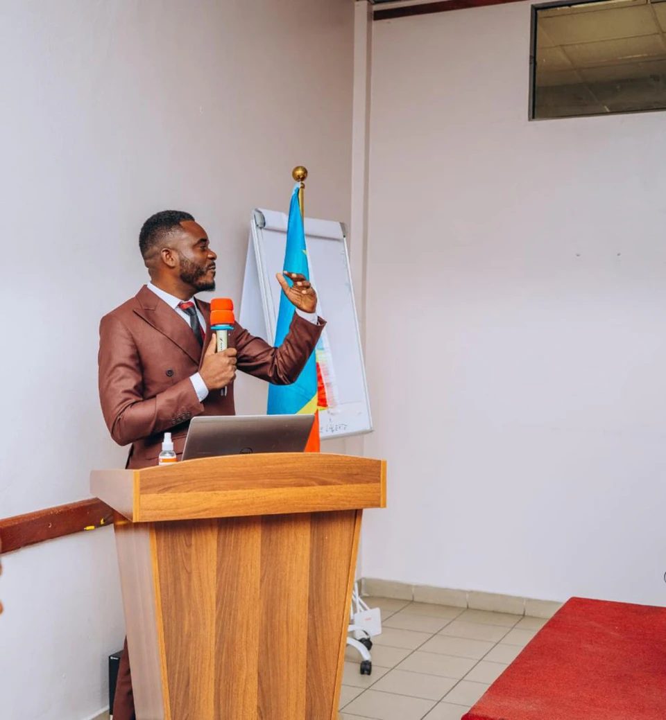 Mr. André Kanjinga Ngoyi, Chef de la Section Chimie du CoE-CBRN/RDC, pendant sa présentation sur les risques chimiques liés aux emballages plastiques.