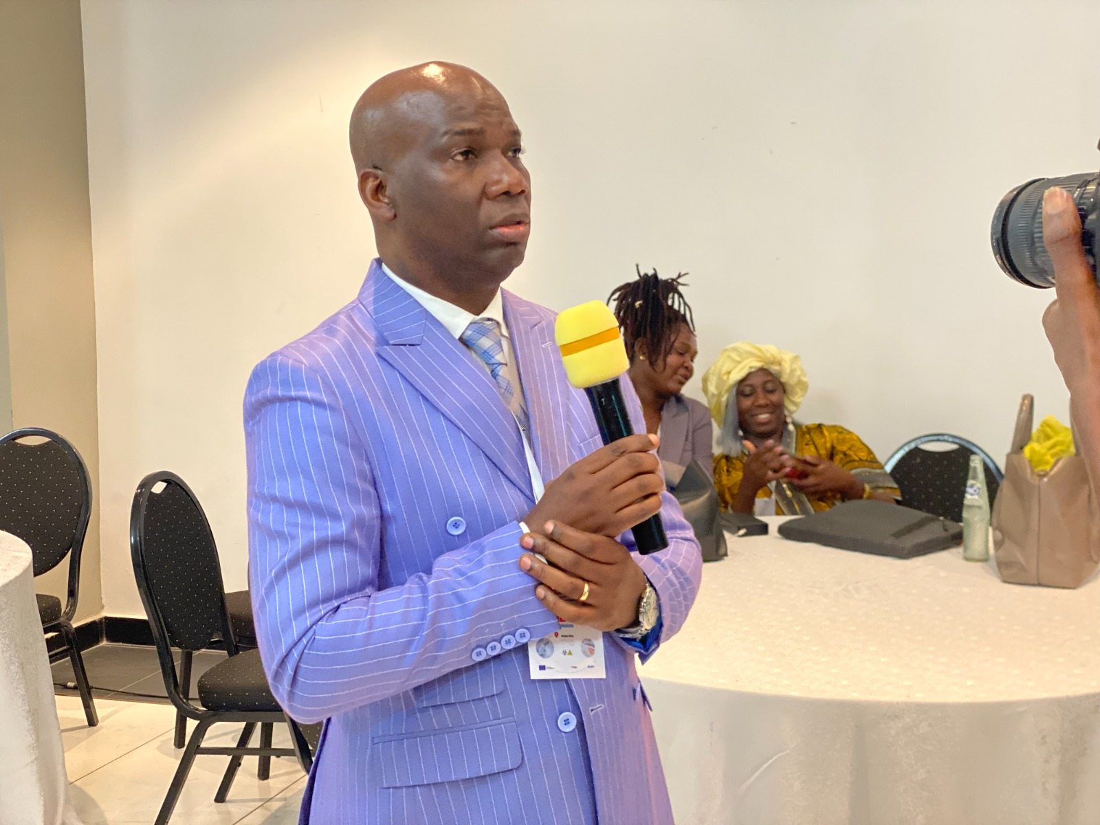 Intervenant prenant la parole pendant l’atelier du Projet P99 à Kinshasa